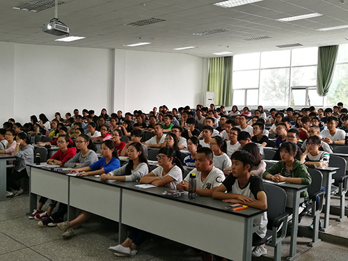 中国轻工业成都设计院的高级工程师林立为学子作报告 中国轻工业成都设计院的高级工程师林立为学子作报告