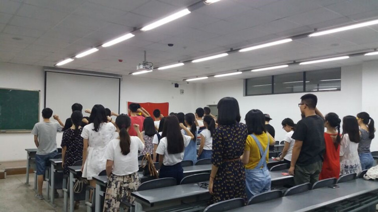非毕业生党支部顺利开展“重温入党誓词”主题党日活动 非毕业生党支部顺利开展“重温入党誓词”主题党日活动
