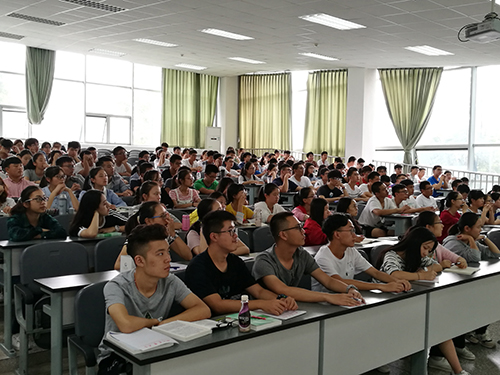 中国轻工业成都设计院的高级工程师林立为学子作报告 中国轻工业成都设计院的高级工程师林立为学子作报告