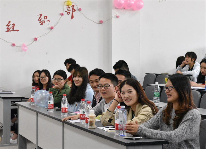 美狮贵宾会官网“关注两会实事 聚焦环境热词”示范性团组织生活顺利开展