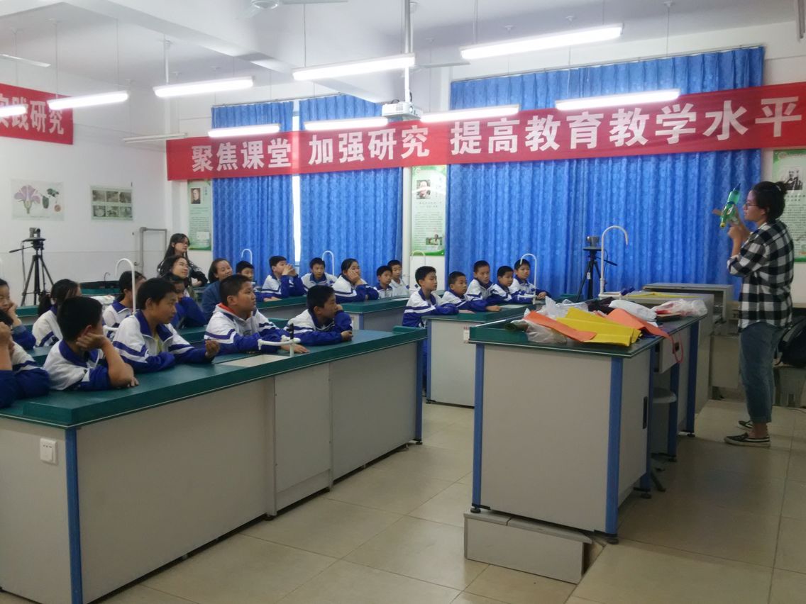 展科学思想 化雏鹰翅膀 ——美狮贵宾会官网和盛中学科技助学活动 展科学思想 化雏鹰翅膀 ——美狮贵宾会官网和盛中学科技助学活动