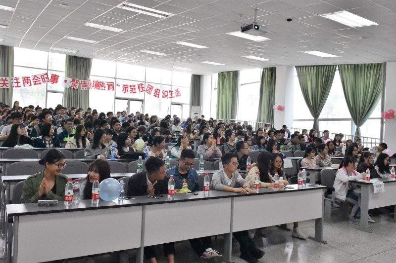 美狮贵宾会官网“关注两会实事 聚焦环境热词”示范性团组织生活顺利开展