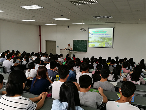 中国轻工业成都设计院的高级工程师林立为学子作报告 中国轻工业成都设计院的高级工程师林立为学子作报告